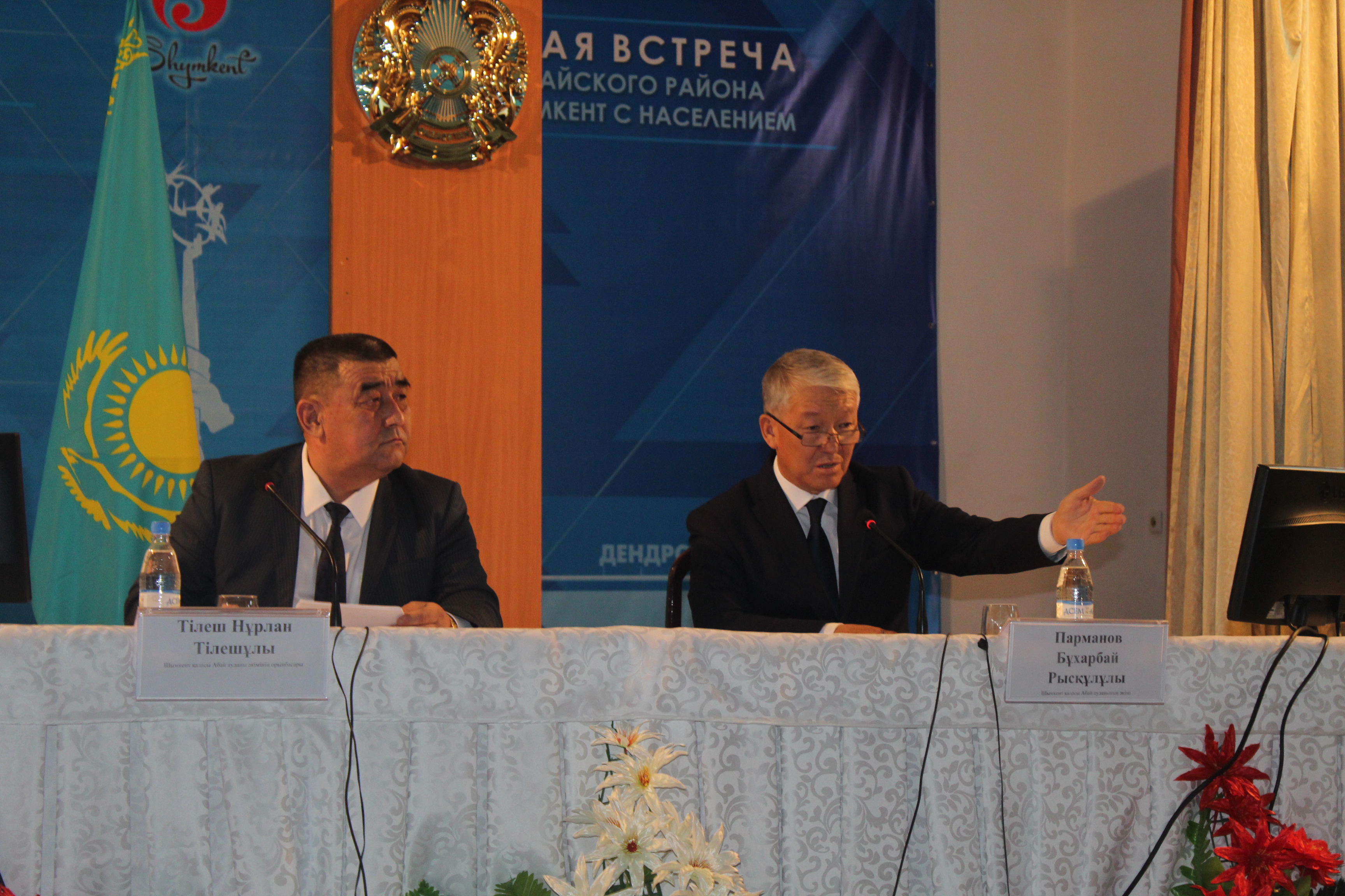 Úshinshi megapolıstiń tórt aýdanynda ákimder turǵyndar aldynda esep berdi