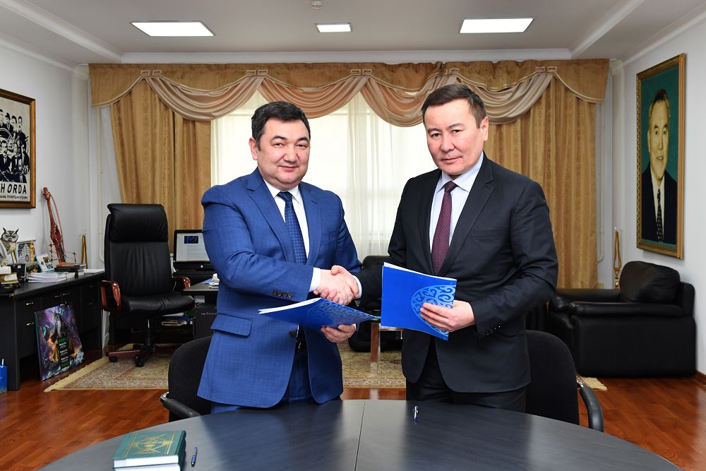 «Egemen Qazaqstan» men «Jastar» ortalyǵy memorandýmǵa qol qoıdy