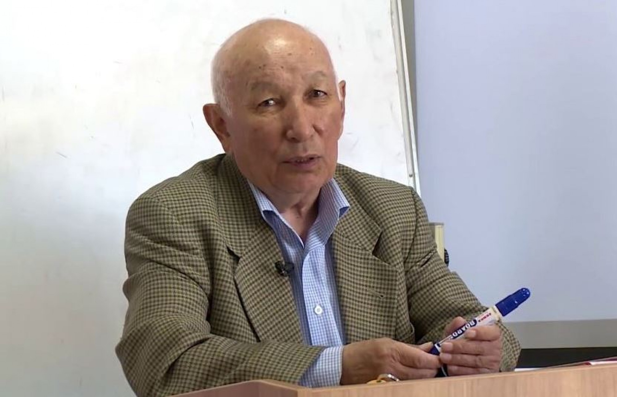 Álipbı de, emile-ereje de saraptaýdan óte túsýi kerek - Álimhan Júnisbek