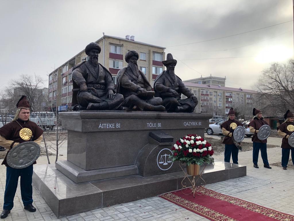 Atyraýda qazaqtyń úsh bıine eskertkish ornatyldy