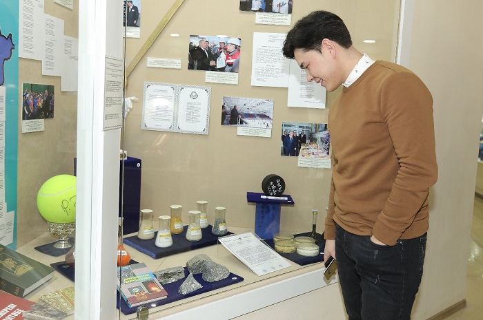 Elbasy kitaphanasynyń Aqtóbede ótken kóshpeli kórmesin 120 myńnan asa adam tamashalady