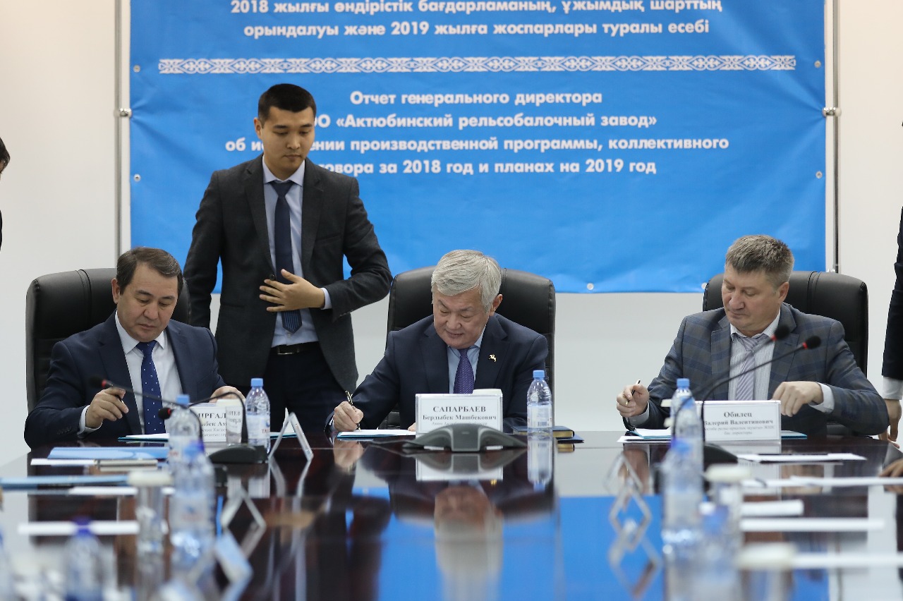 Aqtóbede jumysshylardyń eńbek quqyqtaryn qamtamasyz etý memorandýmyna qol qoıyldy