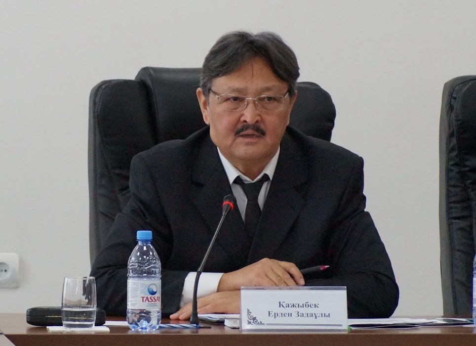 Erden Qajybek: Jalpyhalyqtyq talqylaý qajet