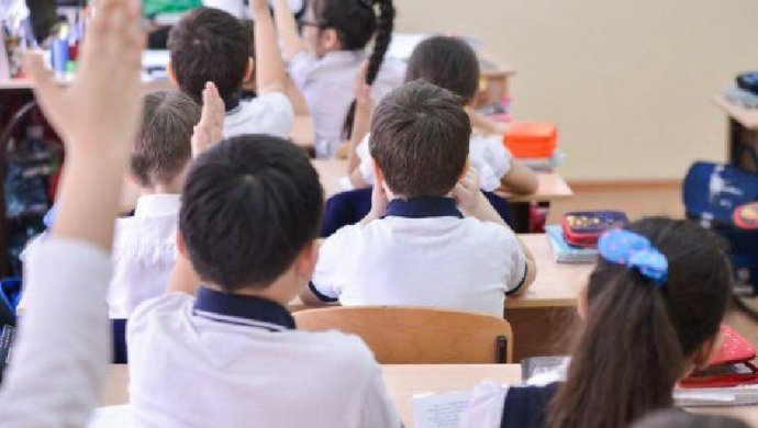 Shymkenttiń ortalyq aýdandaryndaǵy balalar áli kúnge deıin úsh aýysymdy mektepte bilim alyp júr