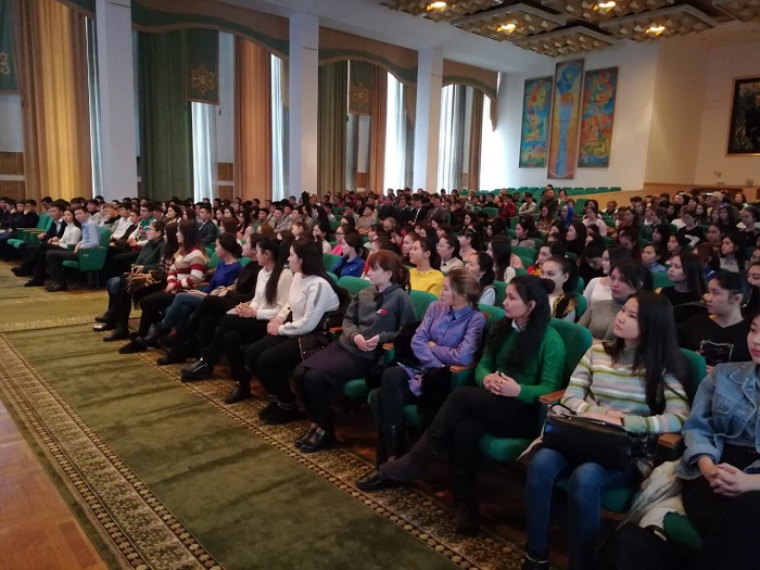 Jetisýlyq stýdentter volonter bolýǵa beıildi