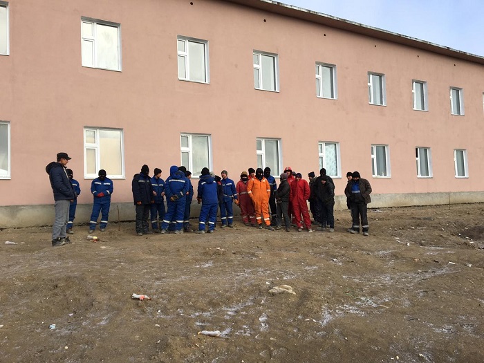 Atyraýdaǵy mıgranttar nege zańdy mensinbeıdi?