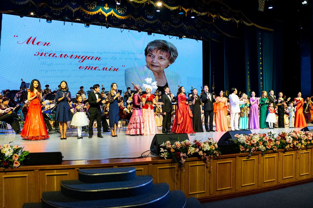 Jalyndap ótken jyr-ǵumyr