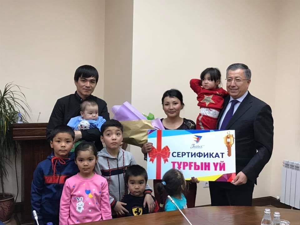 Batyr anaǵa 4 bólmeli úı berildi