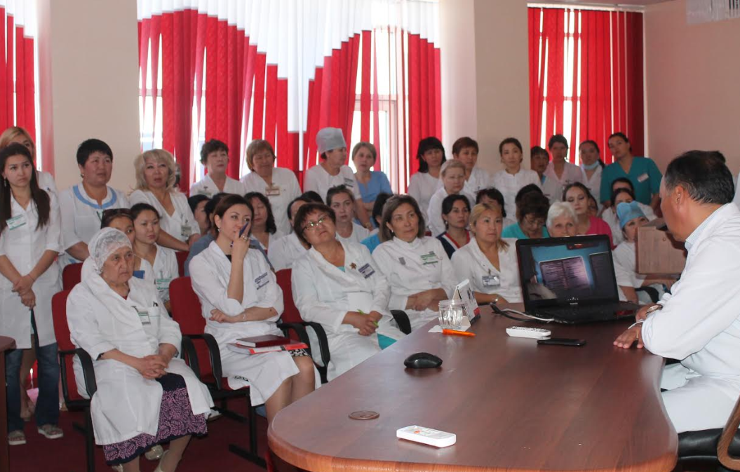 Pavlodarda №4 emhanaǵa tirkelgen 68 myń adamnyń medısınalyq kartalary elektrondy qujatqa kóshti