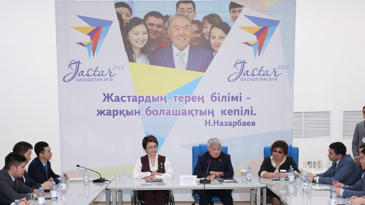 Berdibek Saparbaev oblystaǵy jastar qozǵalysynyń belsendilerimen kezdesti