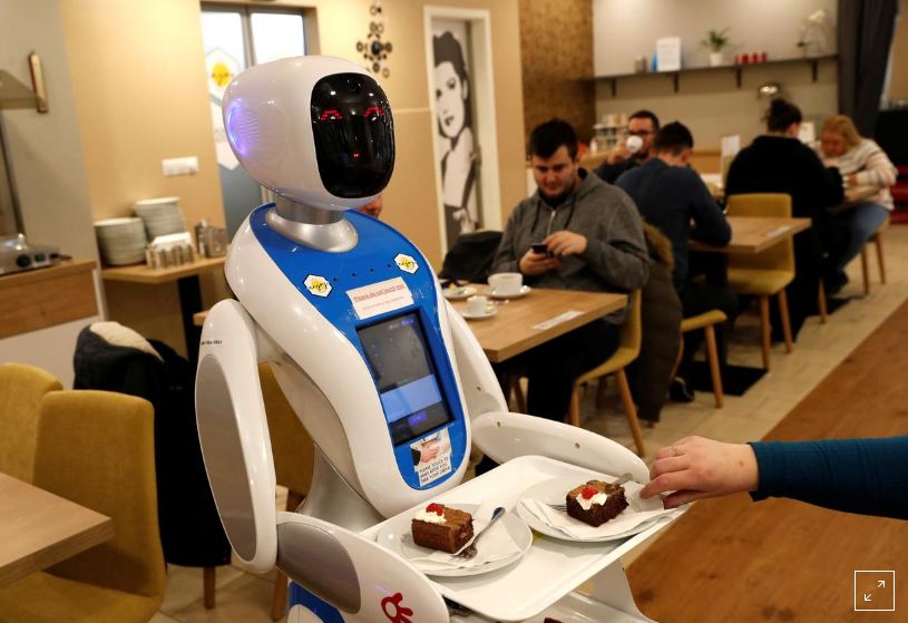 Býdapesht dámhanasynda qonaqtarǵa robottar qyzmet kórsetedi