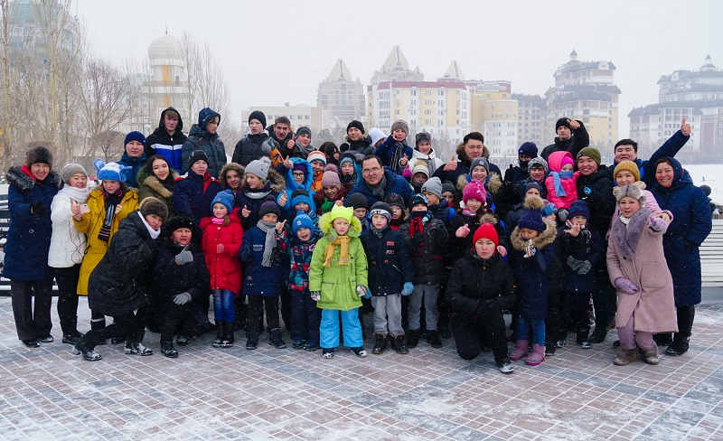 Balalar úıiniń tárbıelenýshileri úshin Esil ózeninde qysqy oıyndar ótkizildi