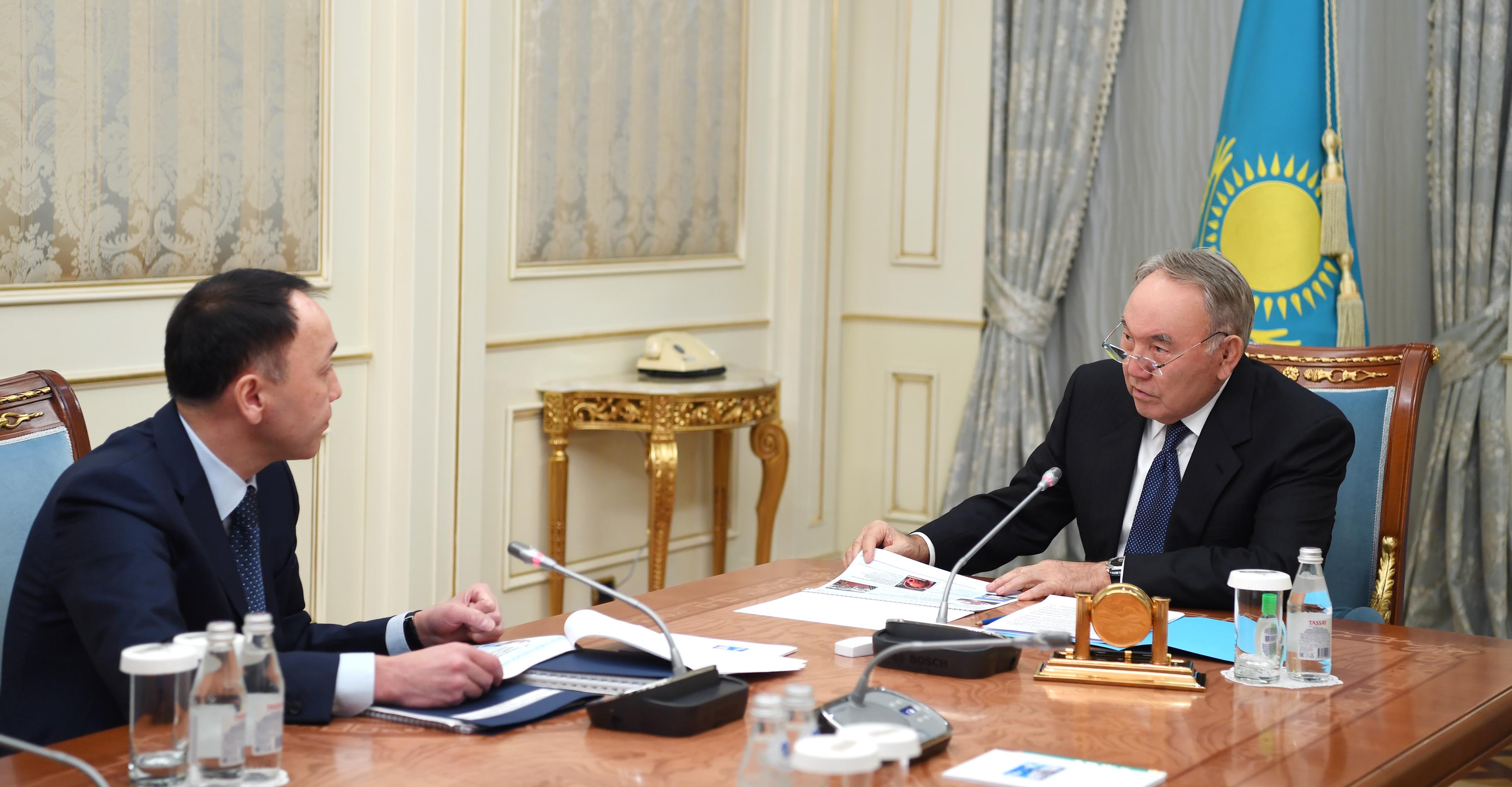 Nursultan Nazarbaev Qostanaı oblysynyń ákimi Arhımed Muhambetovti qabyldady