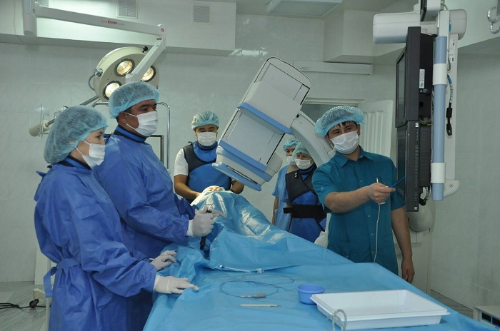 Shymkenttik kardıologtar júrekke ota jasaýda kósh bastap tur