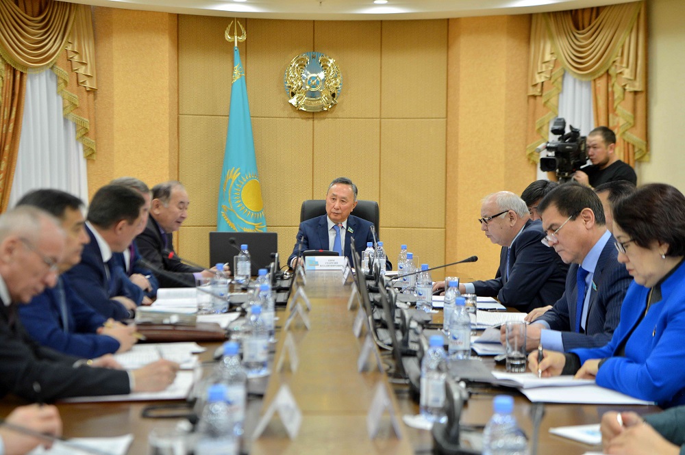 Senatorlar «Jábirlenýshilerge ótemaqy qory týraly» zańdy iske asyrý máselelerin qarady