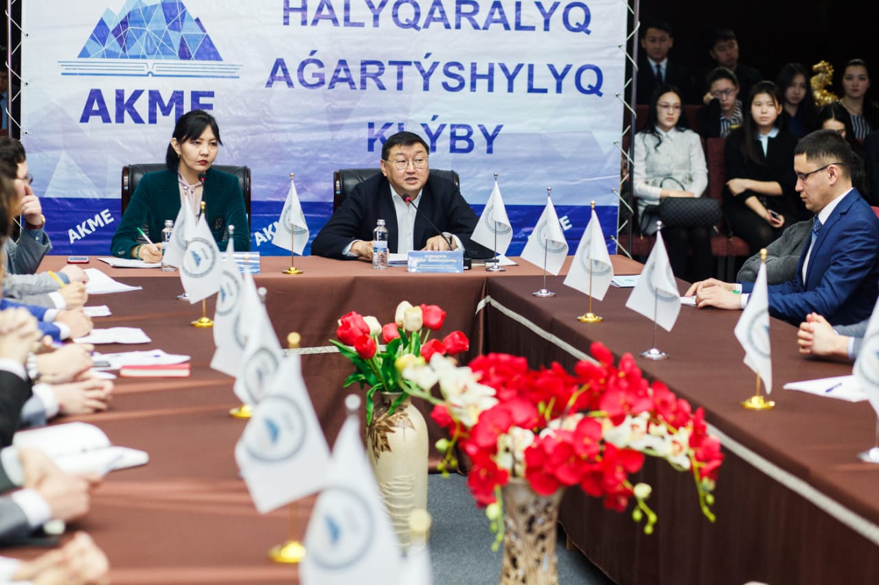 Semeı jastary halyqaralyq «AKME» klýbynda oı bólisti