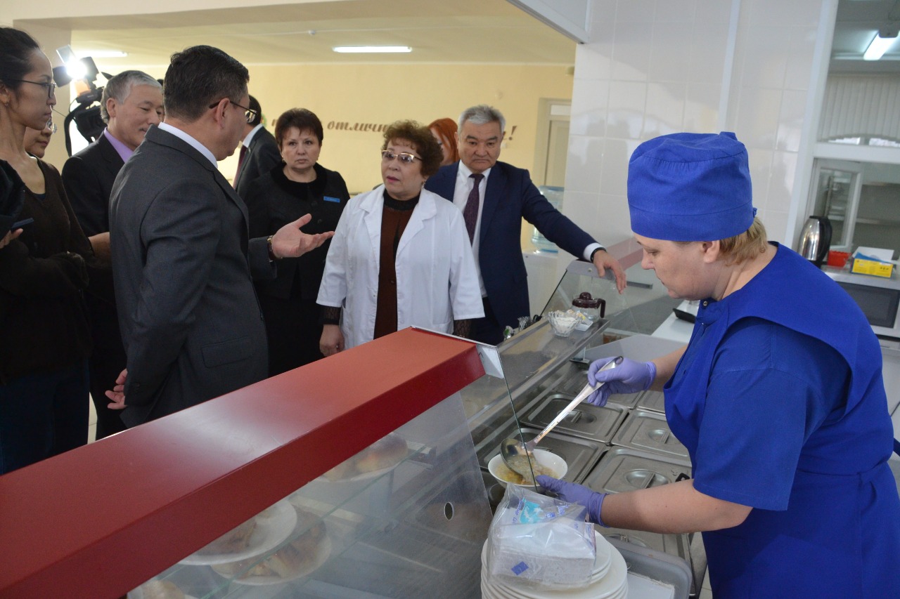 Semeıdegi mektepterdiń ashanalary tekseristen ótti