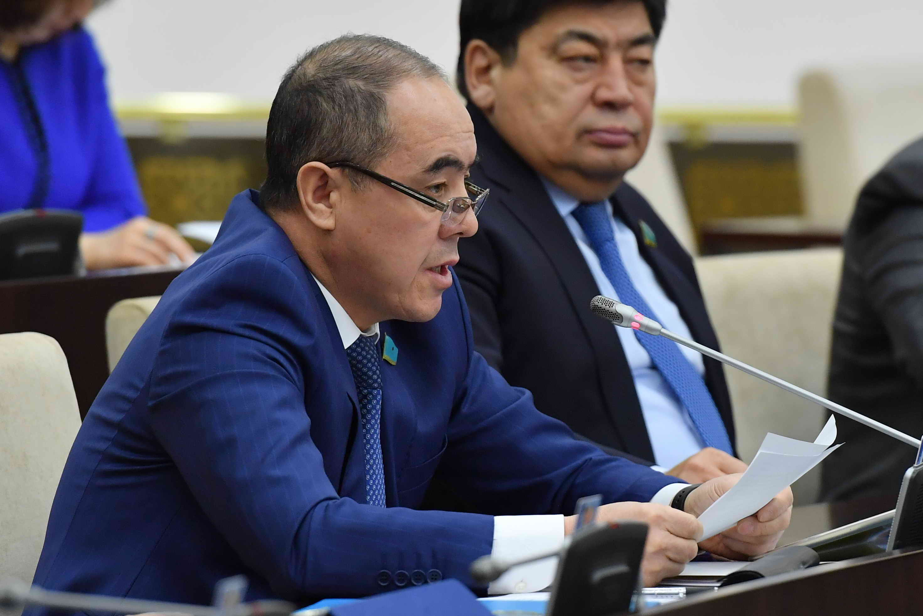 Senat depýtaty Armenııa men Reseıden eski kólikterdi Qazaqstanǵa kirgizbeýdi surady