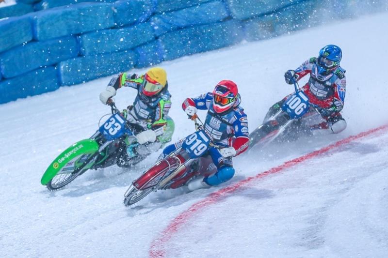 Saǵyntaev pen Medvedev «Medeý» muz aıdynynda motosıklder jarysyn tamashalady