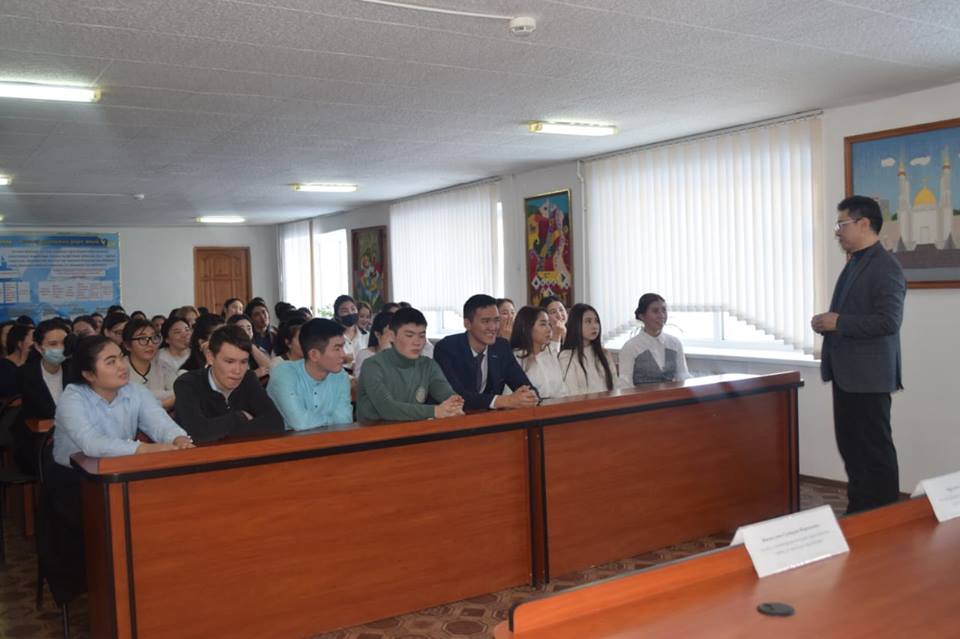 Kolledj stýdentteri kásip ashý syrlaryn úırendi