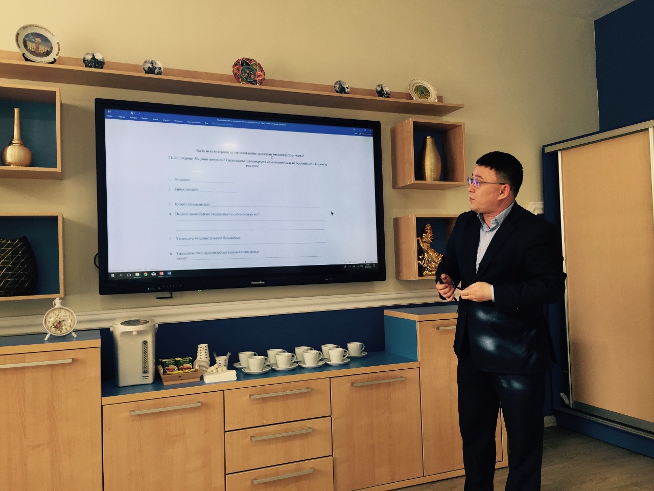 J.Omar: О́skemende er muǵalimderge páter berýge daıynbyz