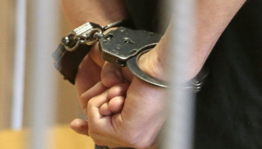 Shekarashylar oq-dárileri bar karabındi asyrmaq bolǵan adamdy ustady