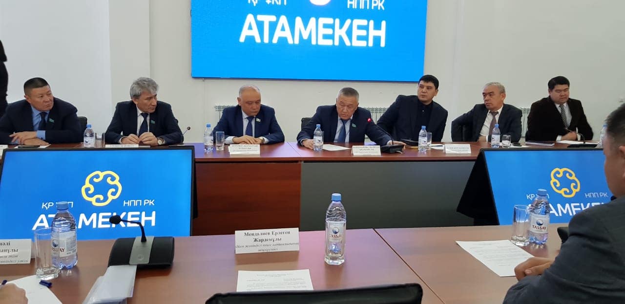 Májilis depýtattary Mańǵystaýda memlekettik qyzmetshilermen kezdesti