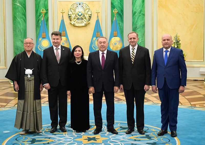 Nursultan Nazarbaev elshilerden senim gramotalaryn qabyldady