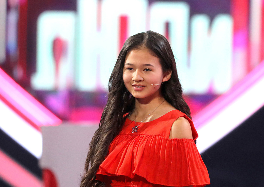 Tańǵajaıyp qyz 1 mınýtta 132 000 sóz oqıdy