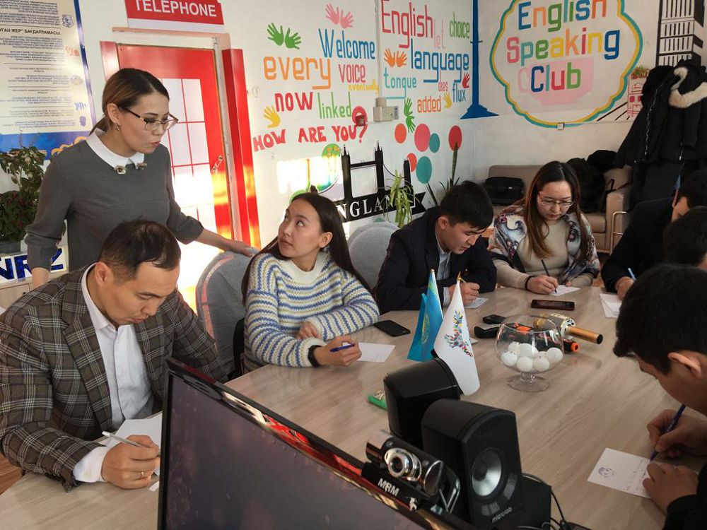 Dárigerlerge aǵylshyn tilin úıretedi