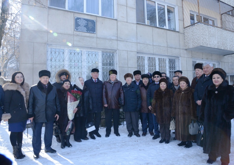 Almatyda ǵalym Júnisbek Jumabekov turǵan úıge eskertkish-taqta ornatyldy  