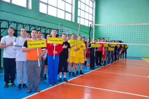 Qaraǵandyda polısııanyń 200 qyzmetkeri voleıbol oınady