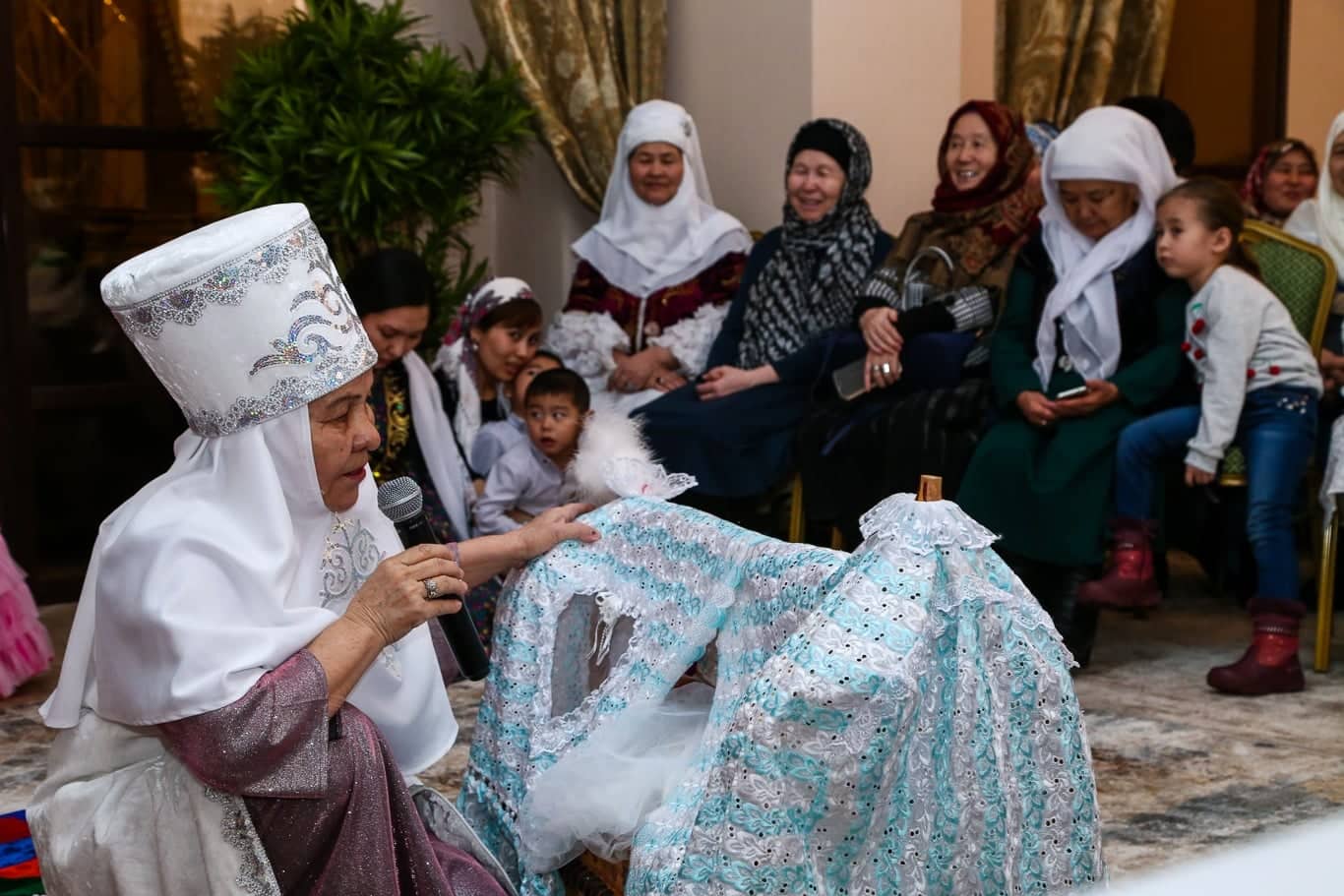 Qyzdar besik jyryn aıtýdan jarysqa tústi