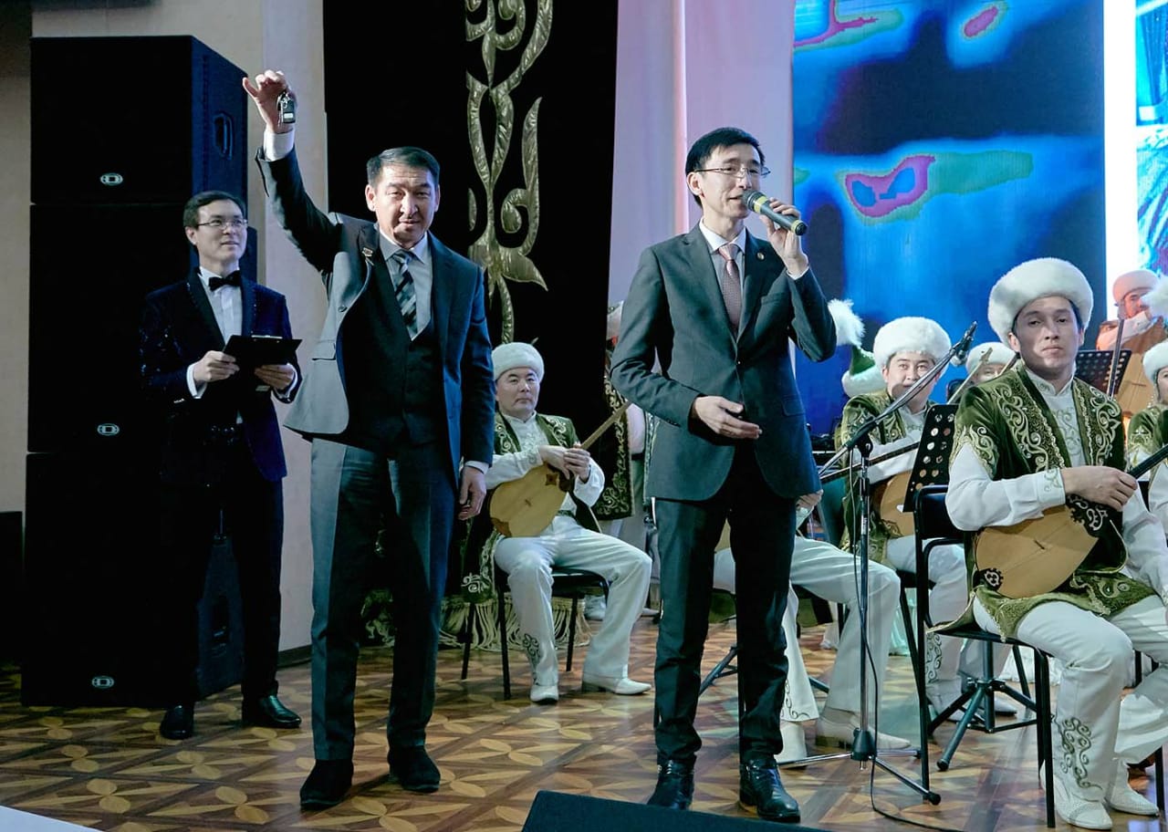 Oblystyq fılarmonııaǵa avtobýs syıǵa tartty