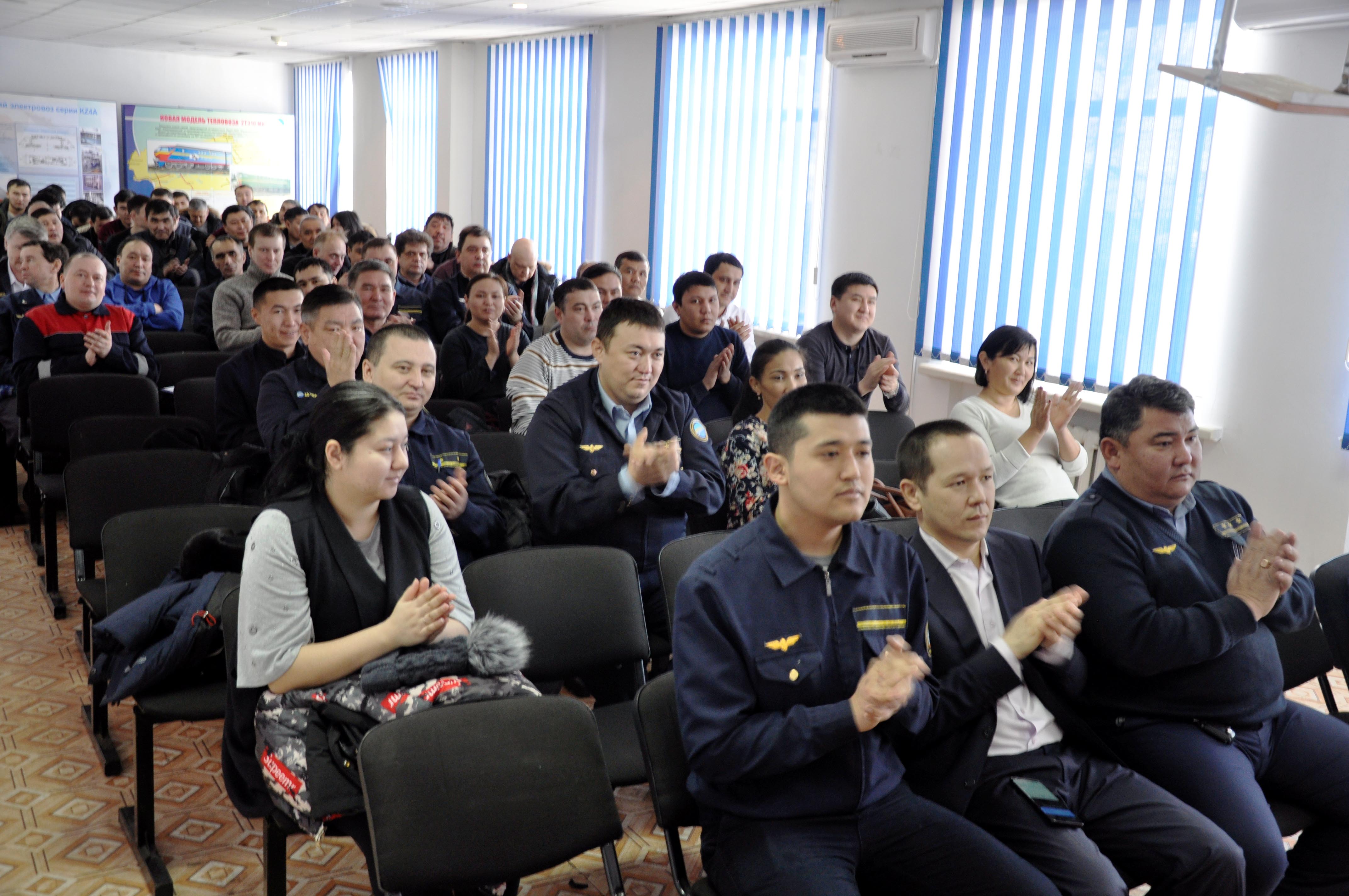 Temirjolshylar kópbalaly otbasylarǵa kómektesýde