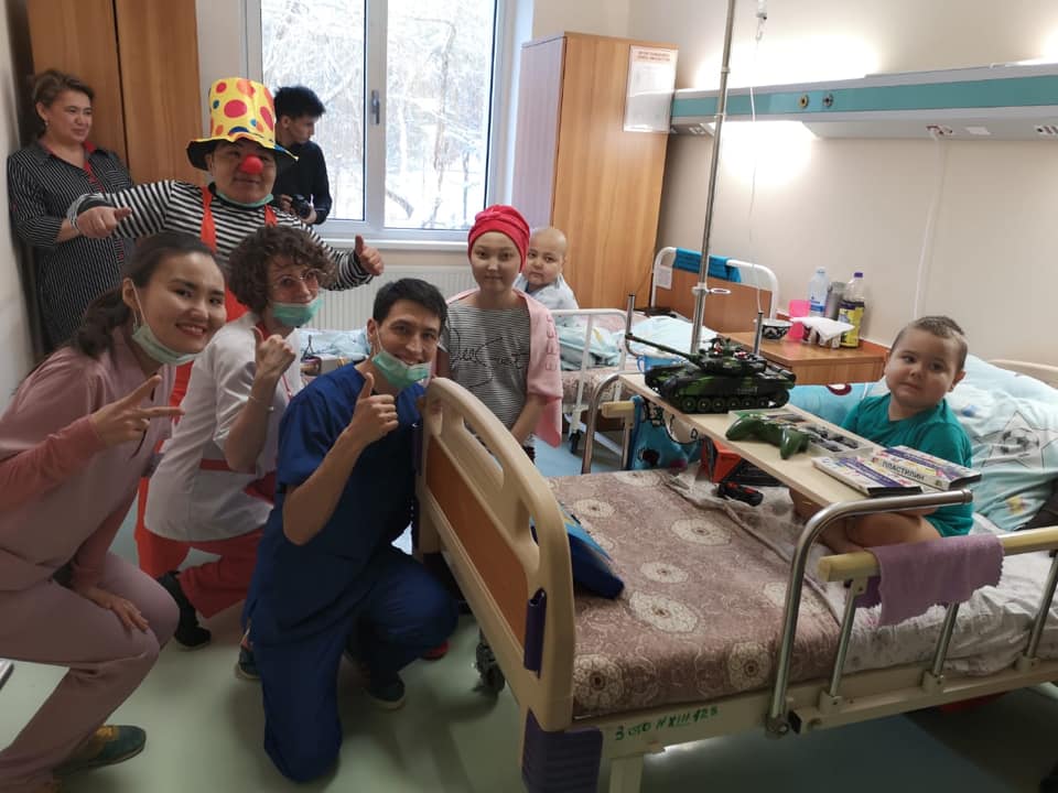 Pedıatrııa ortalyǵynda qaterli isik aýrýyna qarsy kúres kúnine oraı flesh-mob ótti