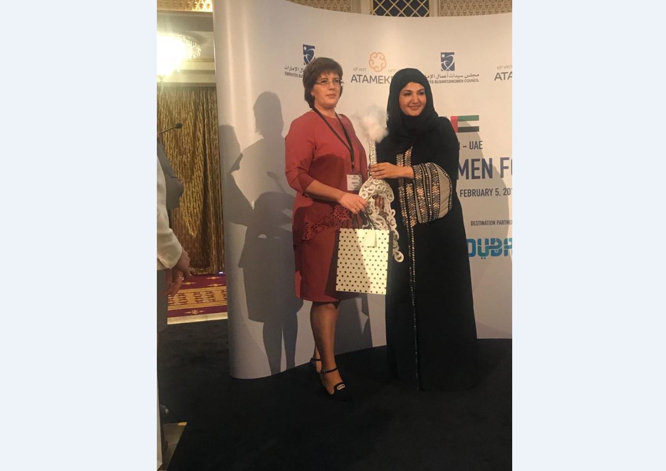 Qostanaılyq kásipker hanym mıllıoner arab áıeline sáýkele syılady