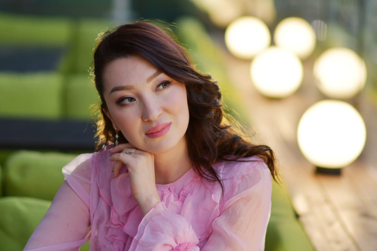 Ataqty dızaıner qıyn jaǵdaıǵa tap bolǵan áıelderge 50 kıim úlgisin syılaıdy