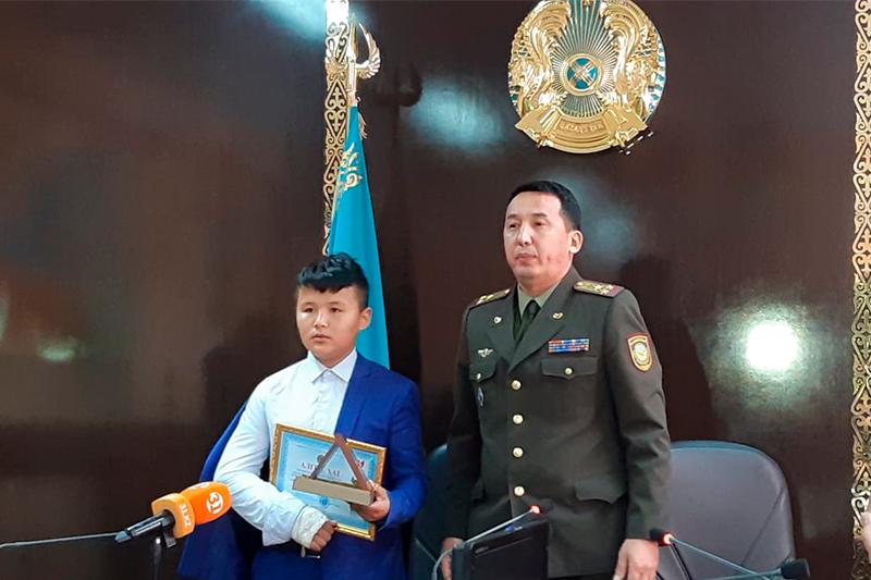 Shymkentte órtenip jatqan úıden sábılerdi aman alyp qalǵan jas batyr marapattaldy