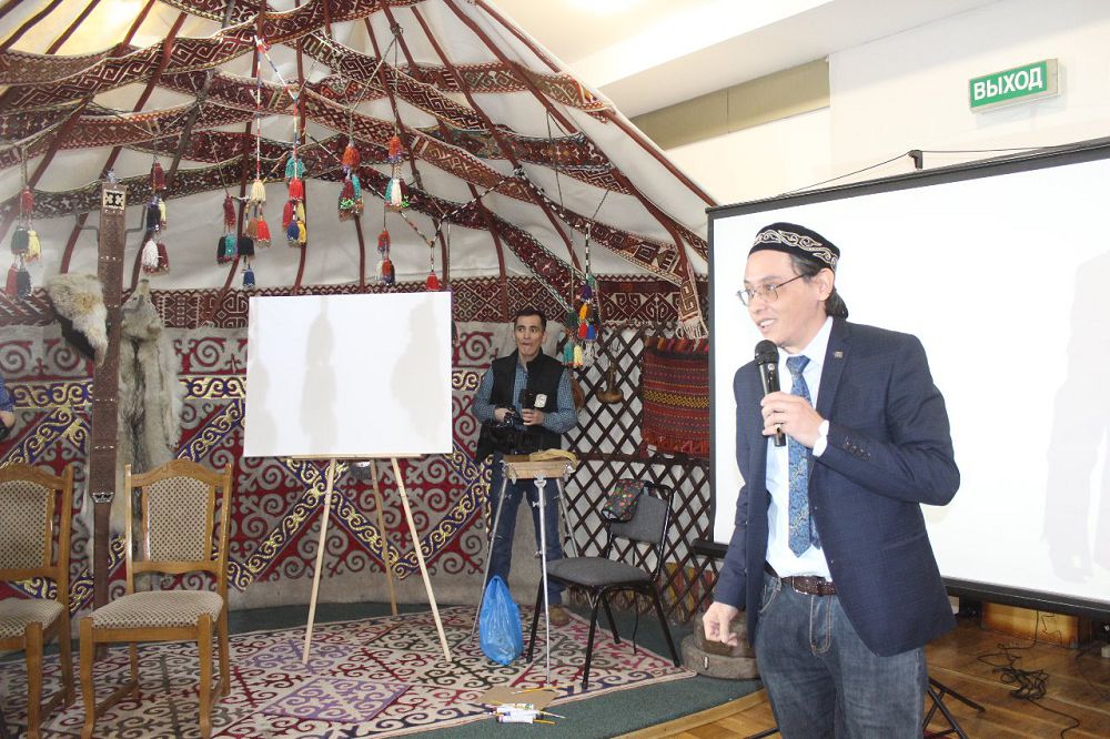 Kózin baılap sýret salatyn sýretshi