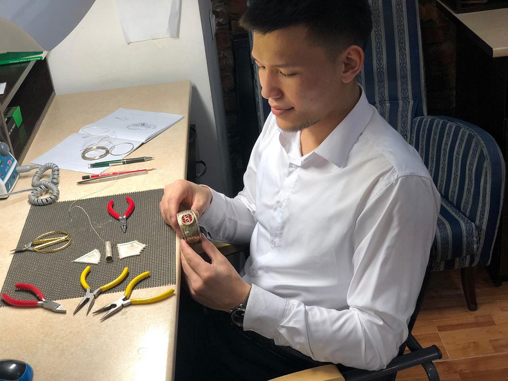 Saıattyń aqzer buıymdary