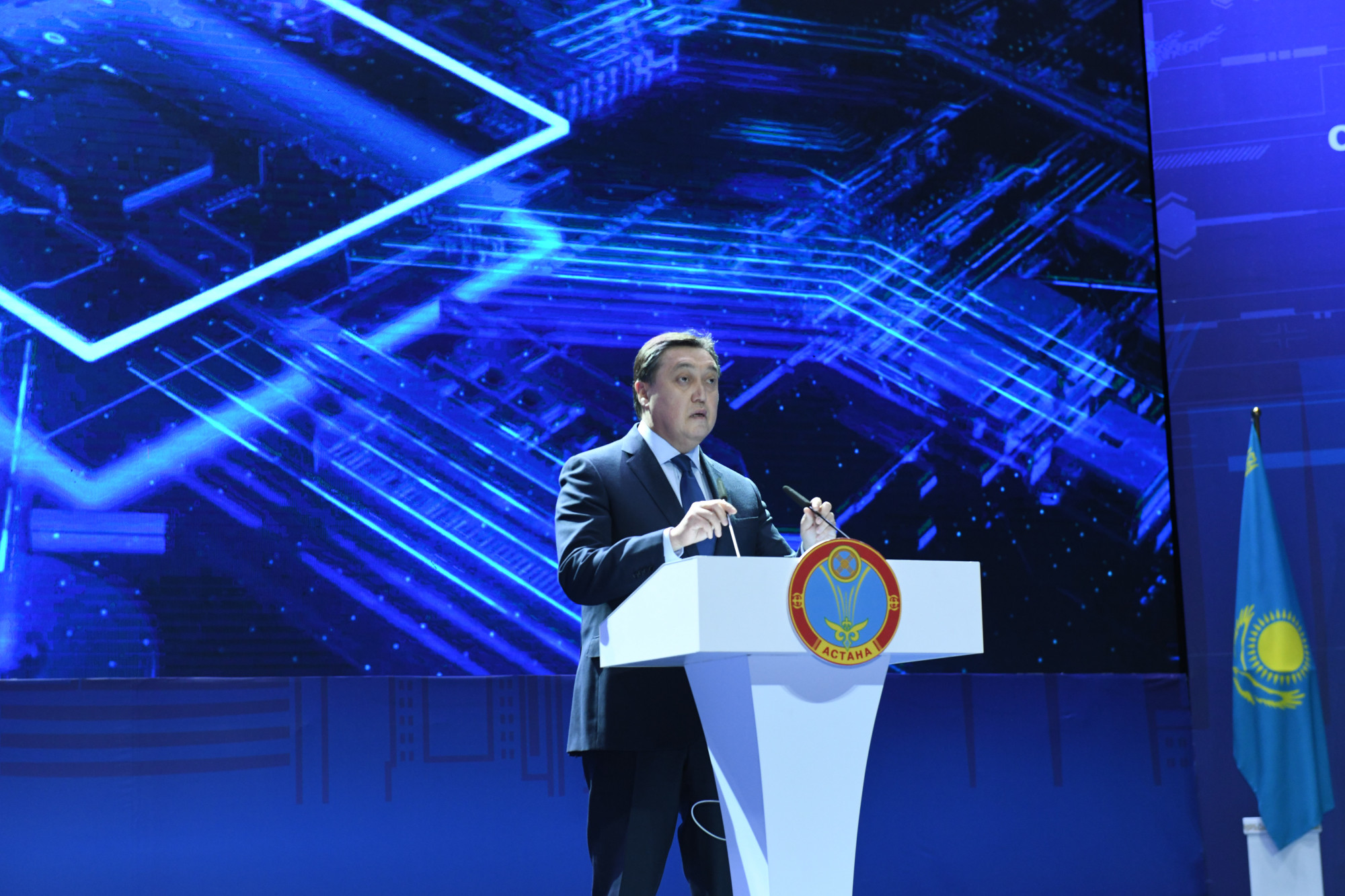 Asqar Mamın: Úkimet Astananyń damýyndaǵy ózekti máselelerdi sheshýde yqpal etedi