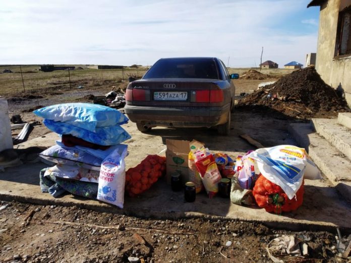 Tilsiz jaýdan zardap shekken otbasyǵa tártip saqshylary kómektesti