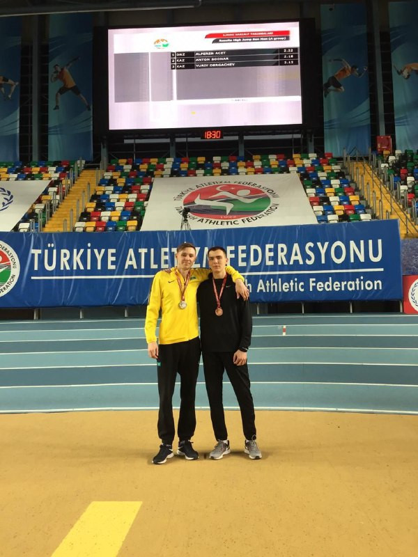 Anton Bodnar men Iýrıı Dergachev jeńil atletıkadan halyqaralyq týrnırde júlde aldy