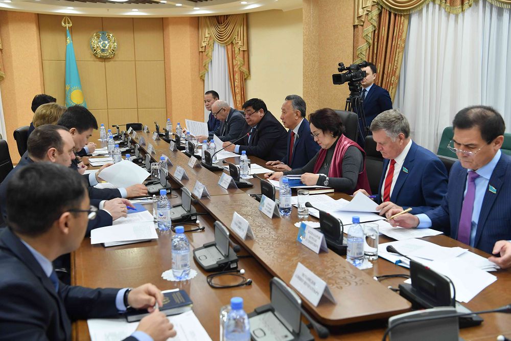 Senatorlar «Daktıloskopııalyq jáne genomdyq tirkeý týraly» Zańdy iske asyrý máselelerin talqylady