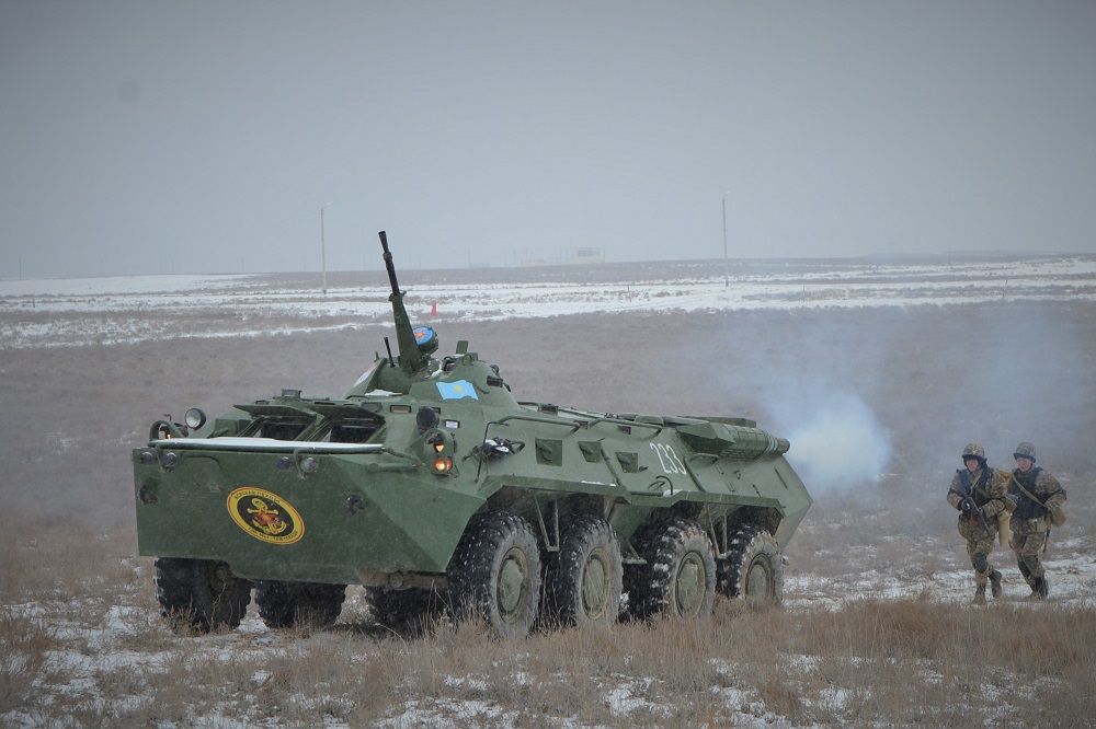 «Batys» óńirlik qolbasshylyǵy áskerı bólimderinde jaýyngerlik atystar ótti