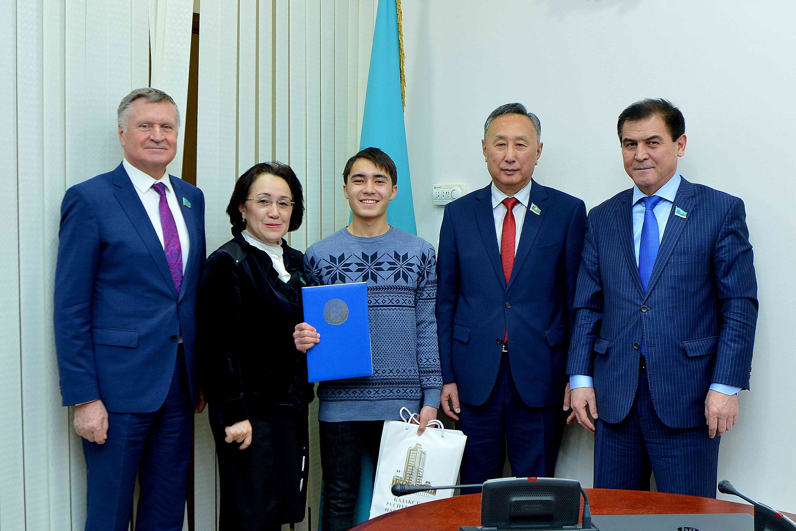 Senatta qudyqqa túsken balany qutqaryp qalǵan oqýshymen kezdesý ótti