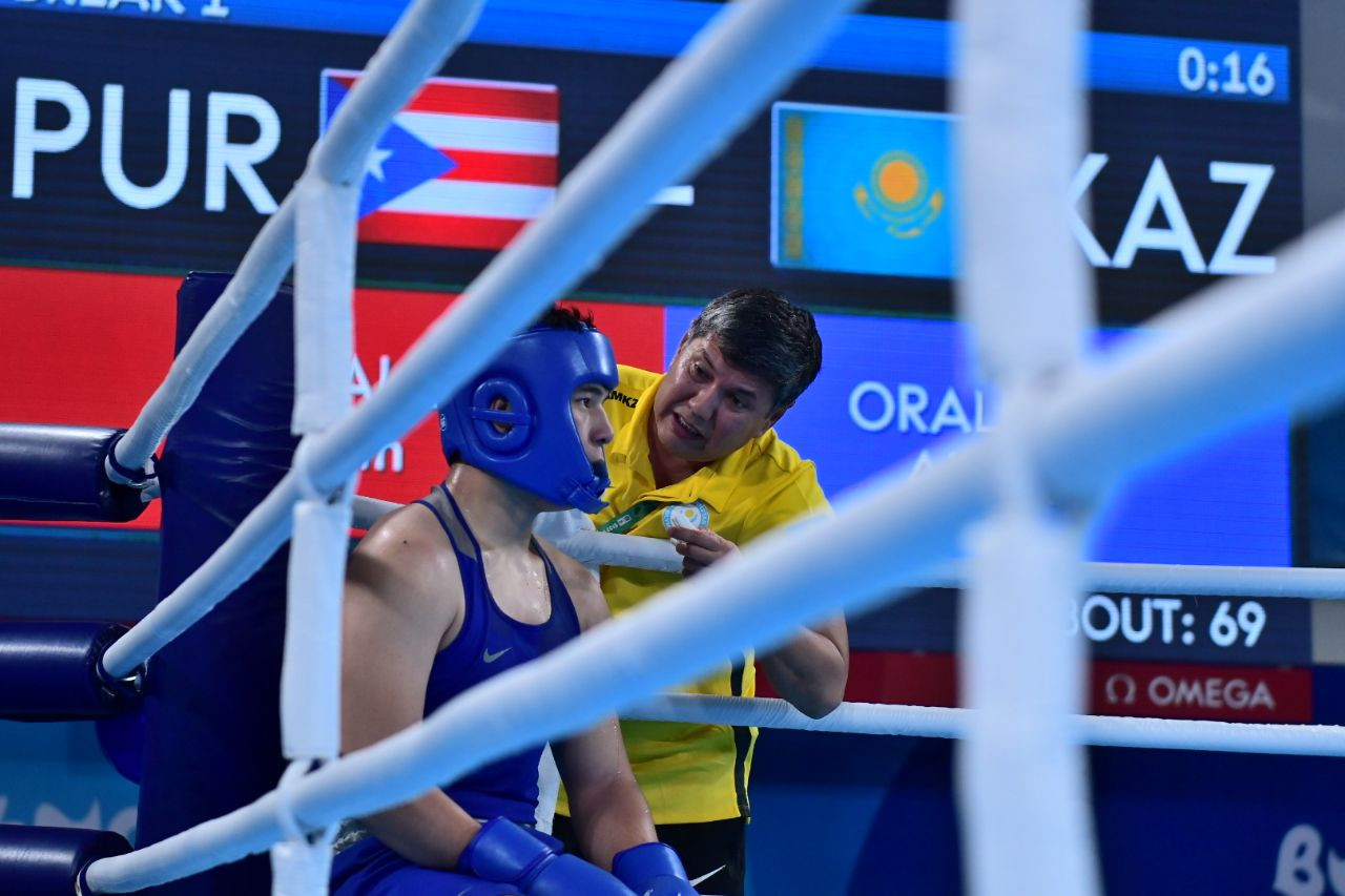 Ǵalymbek Kenjebaev qazaq boksshylarynyń fınaldaǵy jeńilisin túsindirdi