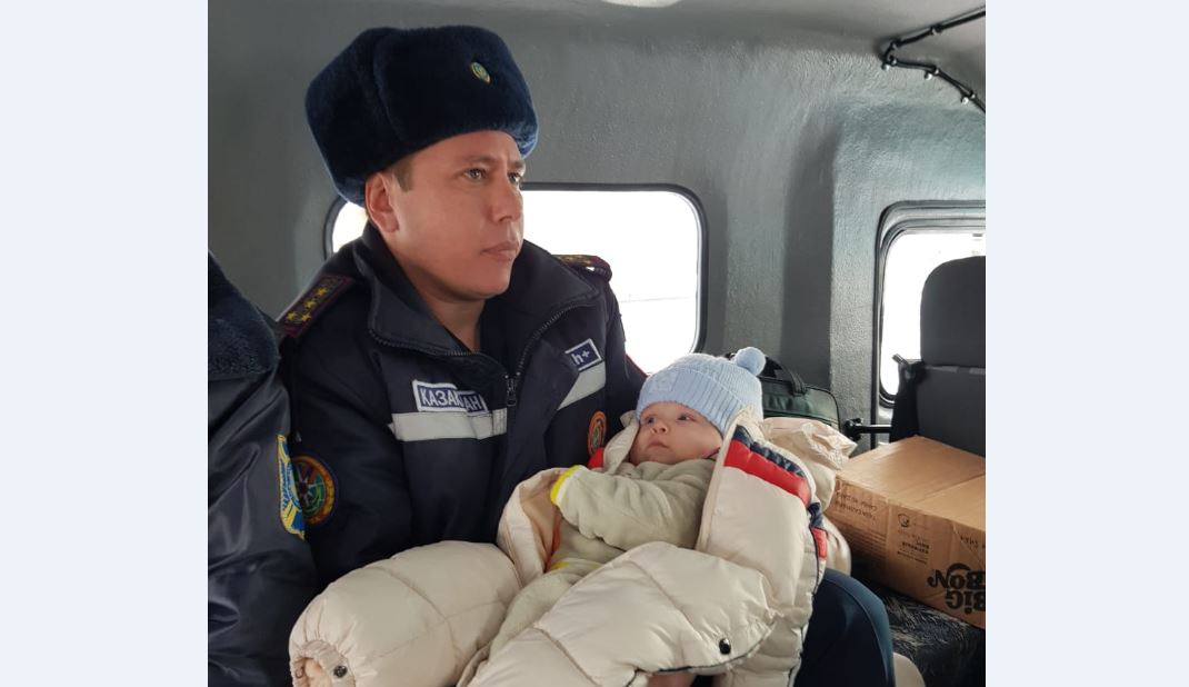 BQO qutqarýshylary 5 aılyq sábıdi qutqardy