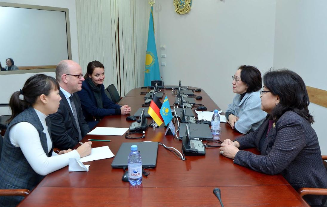 Senator S.Aıtpaeva Germanııadan kelgen delegasııamen kezdesti